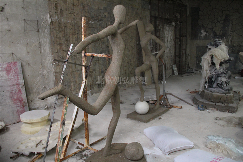 北京雕塑公司為何偏愛不銹鋼雕塑和玻璃鋼雕塑